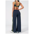 Conjunto Shakti Line azul-marinho com riscas laterais amarelas – vista de costas