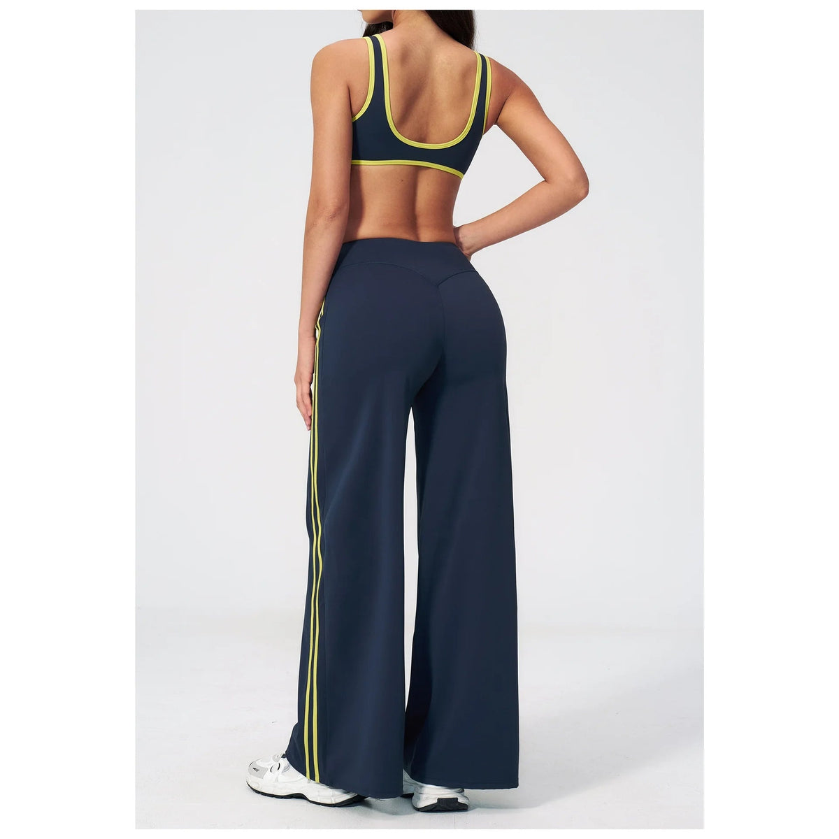 Conjunto Shakti Line azul-marinho com riscas laterais amarelas – vista de costas