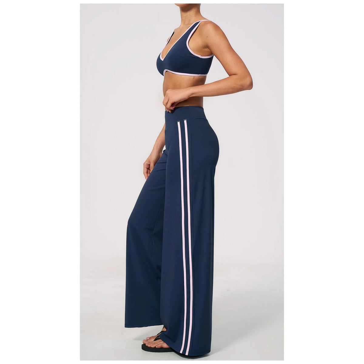 Conjunto Shakti Line azul-escuro com riscas laterais – vista lateral
