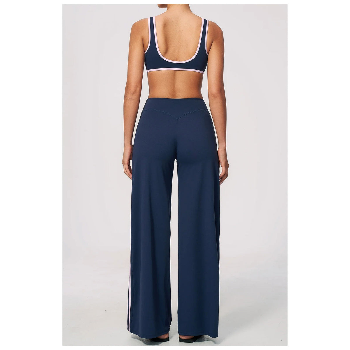 Conjunto Shakti Line azul-escuro e rosa com top e calças – vista de frente