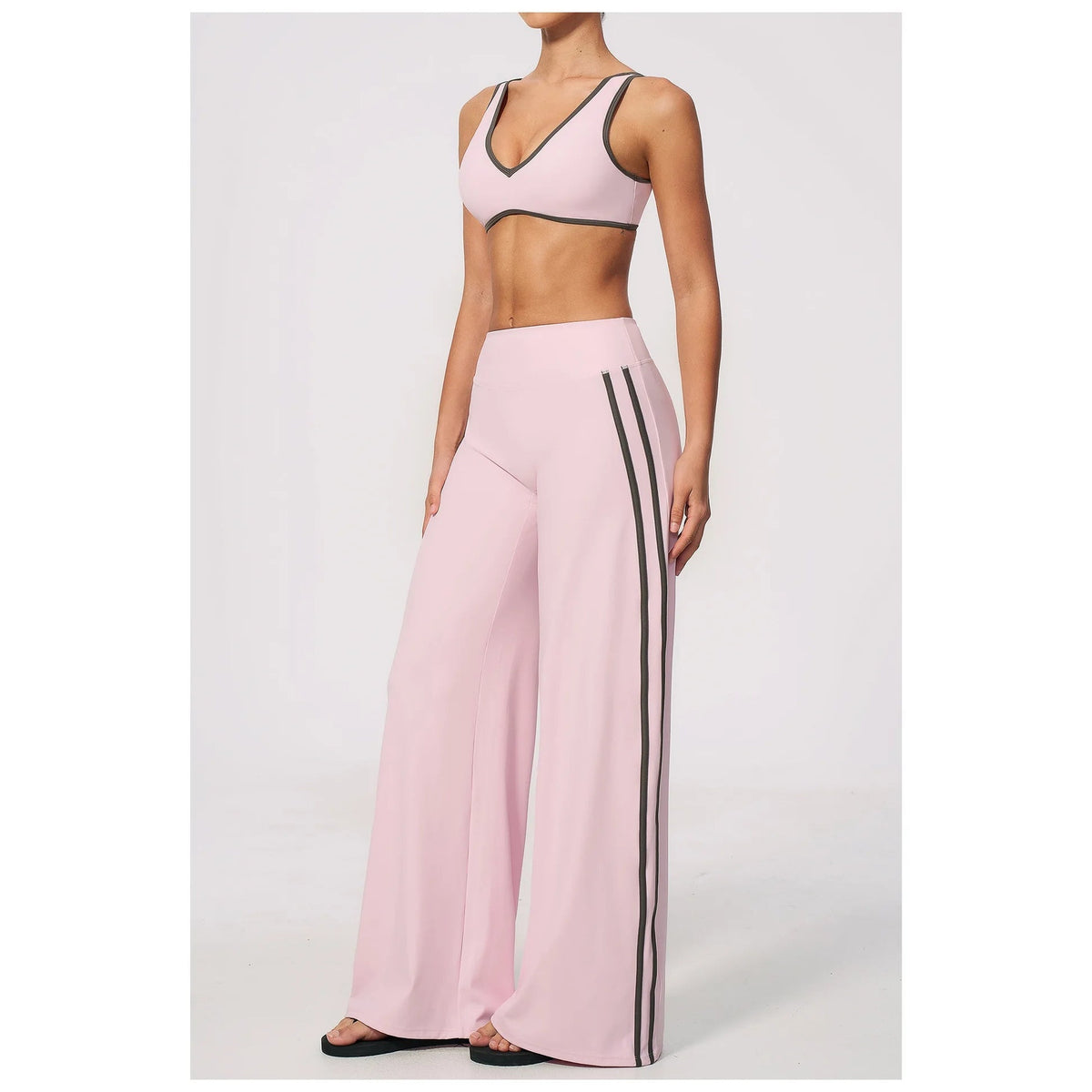 Conjunto Shakti Line rosa com riscas laterais pretas – vista de frente