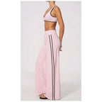 Conjunto Shakti Line rosa com calças de perna larga – vista lateral