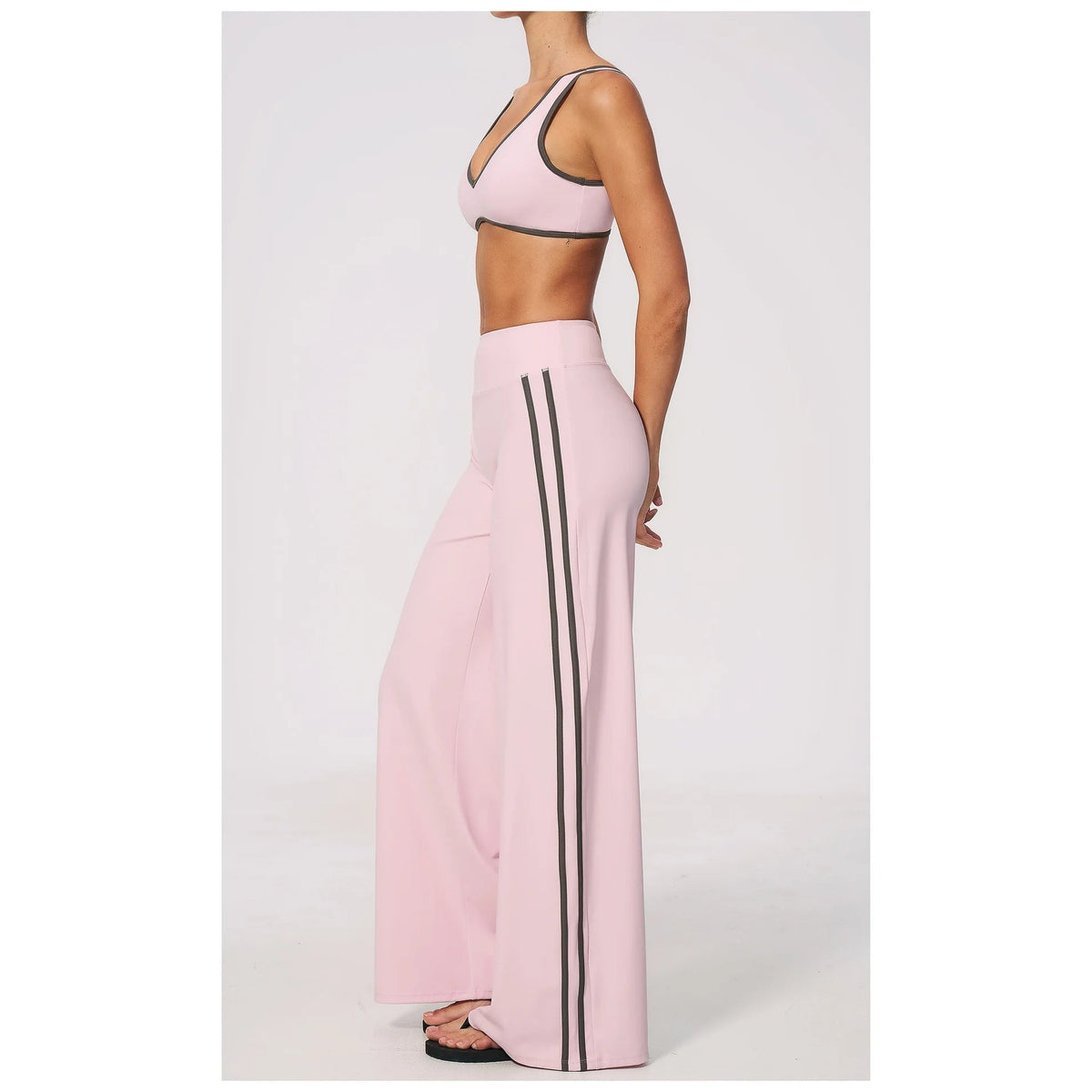 Conjunto Shakti Line rosa com calças de perna larga – vista lateral