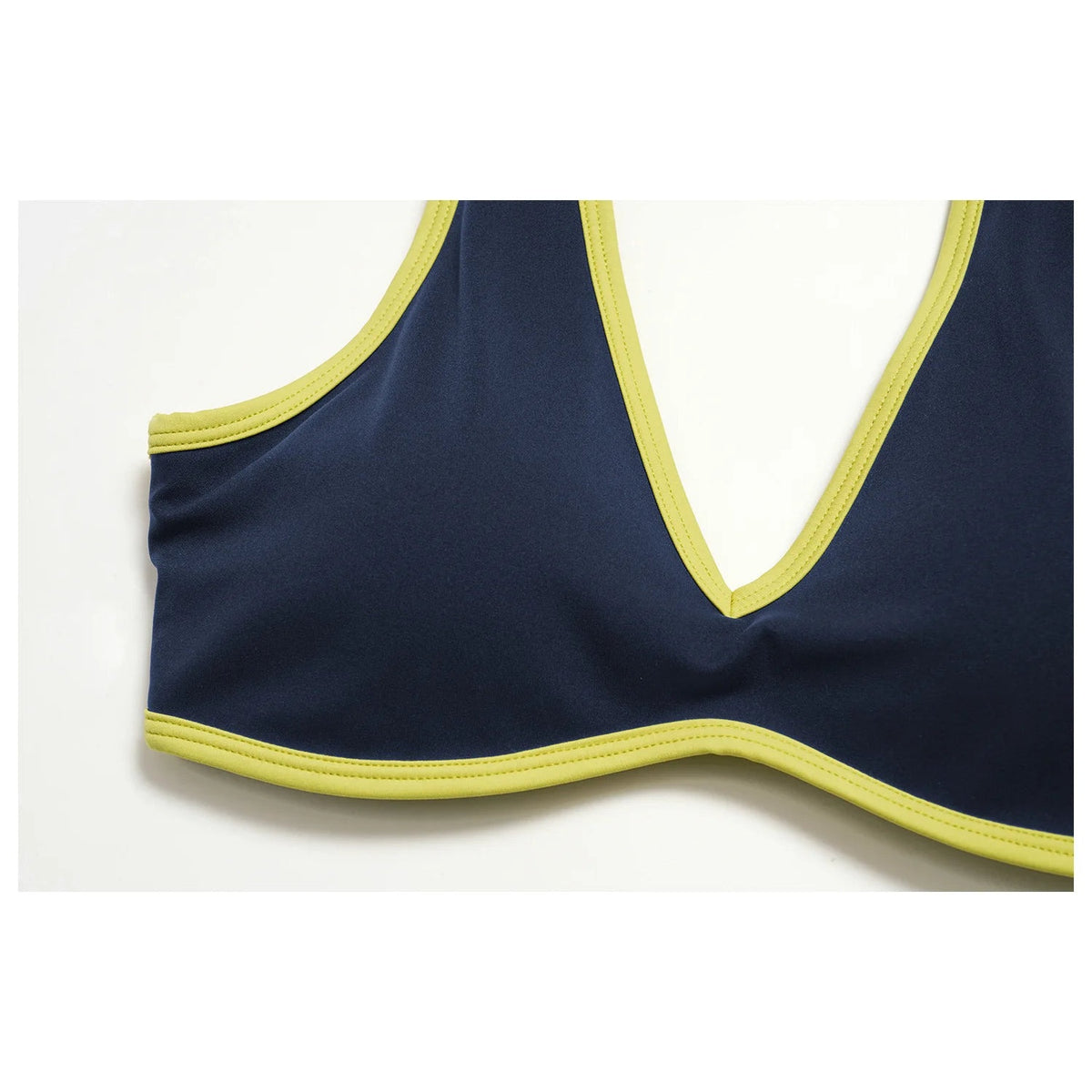 Top Shakti Line azul-marinho com debrum amarelo – detalhe