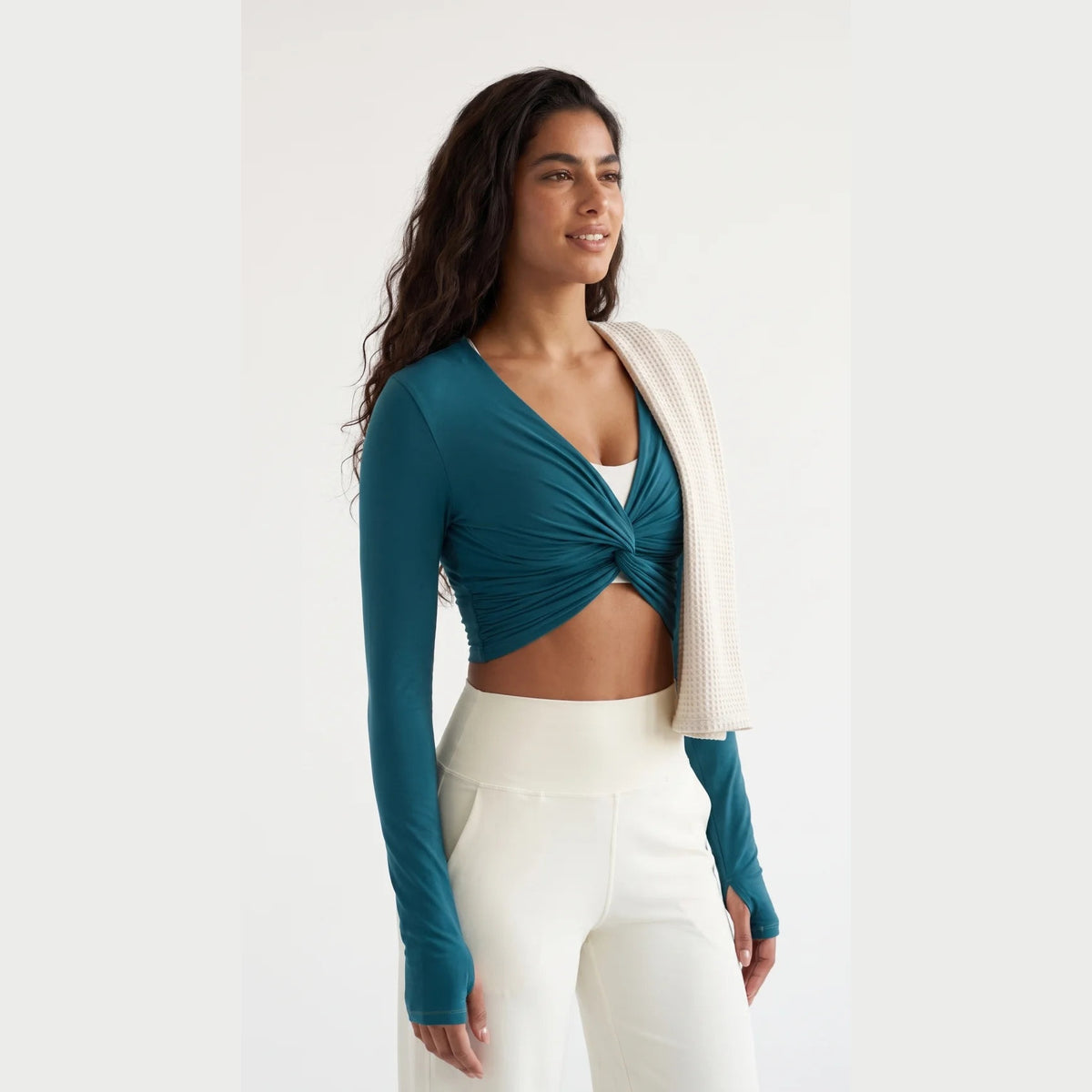 Top Ananda Twist verde-petróleo com torção frontal – detalhe