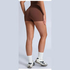 Calções Shakti Move castanhos com ténis – vista lateral de costas