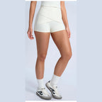 Calções Shakti Move branco-bege com ténis – vista de frente