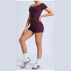 Conjunto Shakti Move roxo-violeta com mão na anca – vista de frente