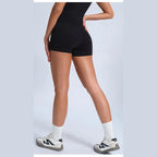 Calções Shakti Move pretos com ténis – vista de costas