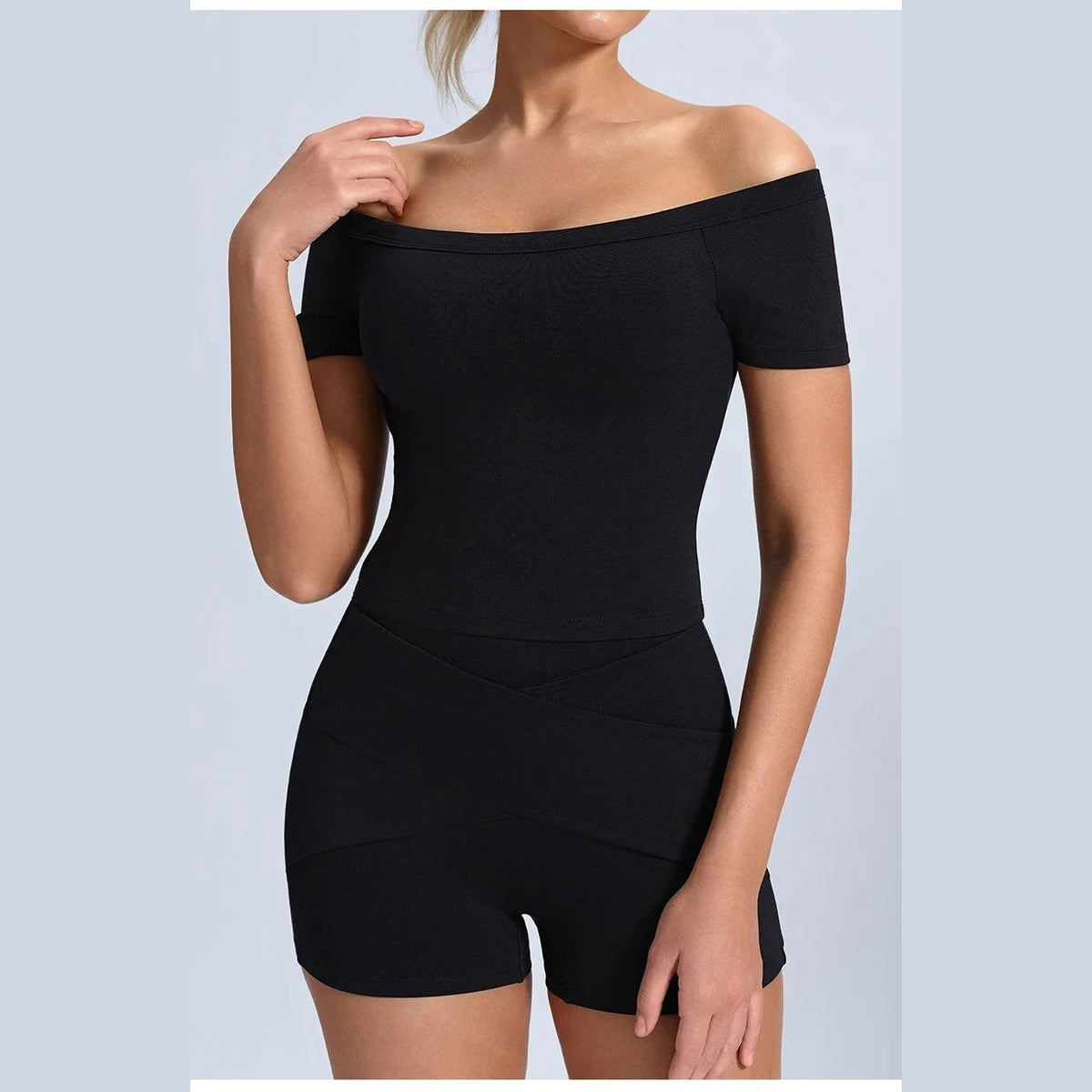 Conjunto Shakti Move preto com top de ombros descobertos – vista de frente