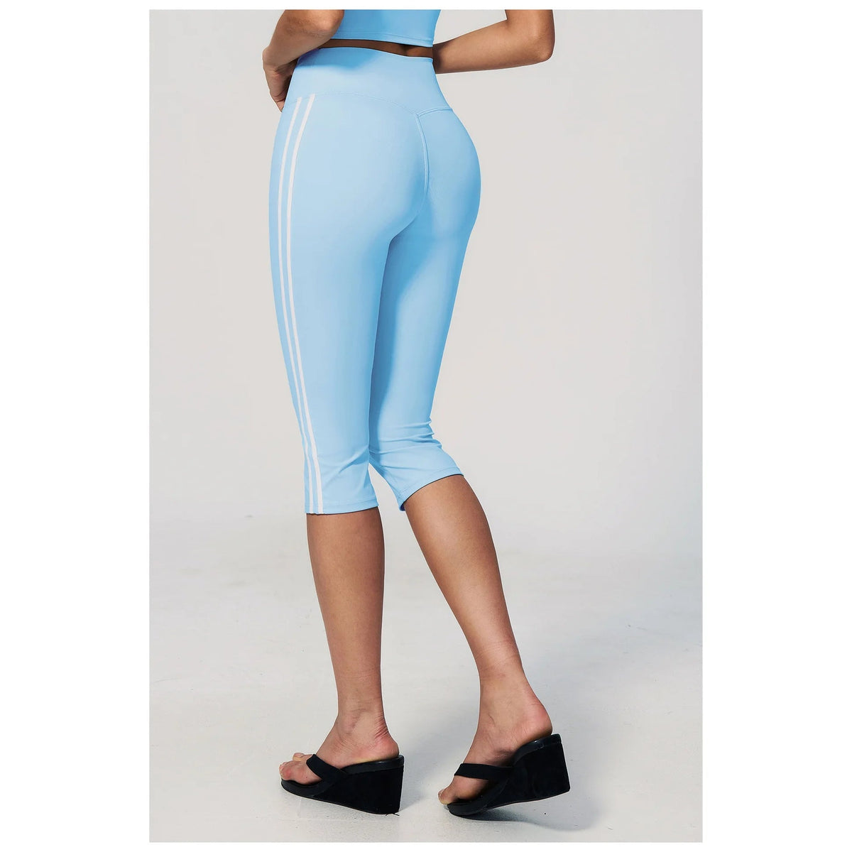 Leggings capri Ananda Move azul-água de cintura alta – vista lateral
