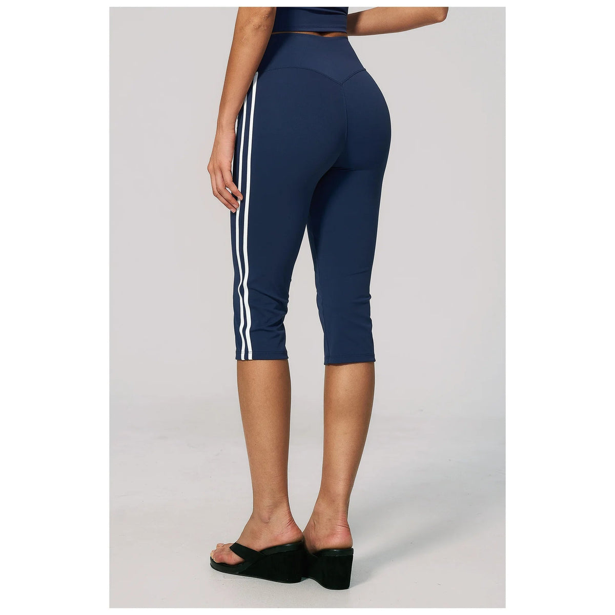 Leggings capri Ananda Move azul-marinho com riscas brancas – vista de costas