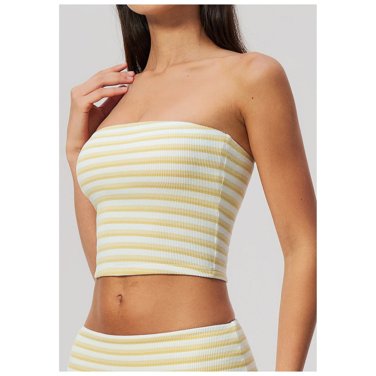 Top cai-cai Prana Stripe amarelo às riscas com mão no peito – vista de frente