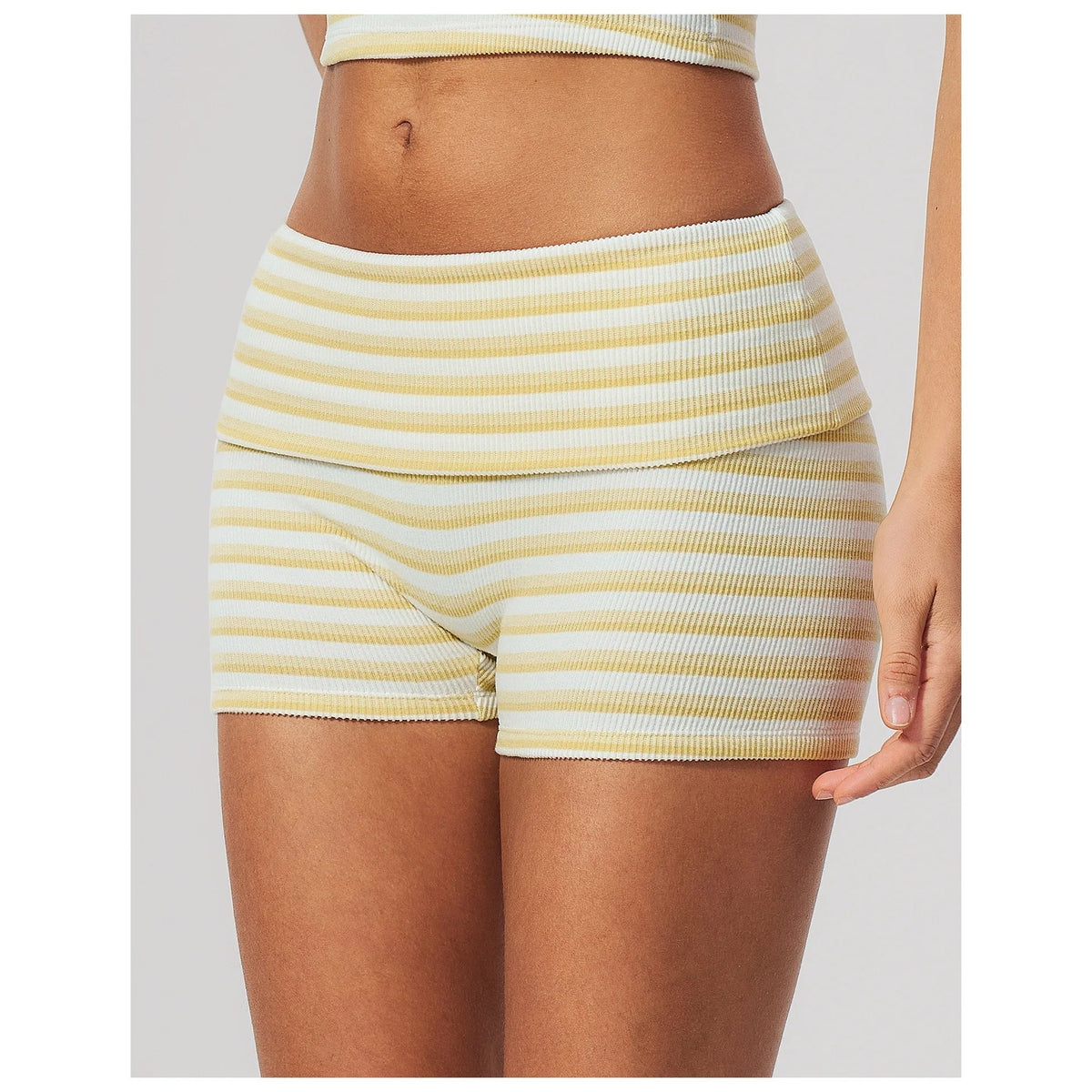 Calções Prana Stripe amarelos às riscas de cintura dobrada – vista de frente