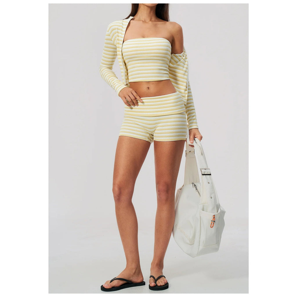 Calções Prana Stripe amarelos às riscas com casaco e mala branca – vista de frente