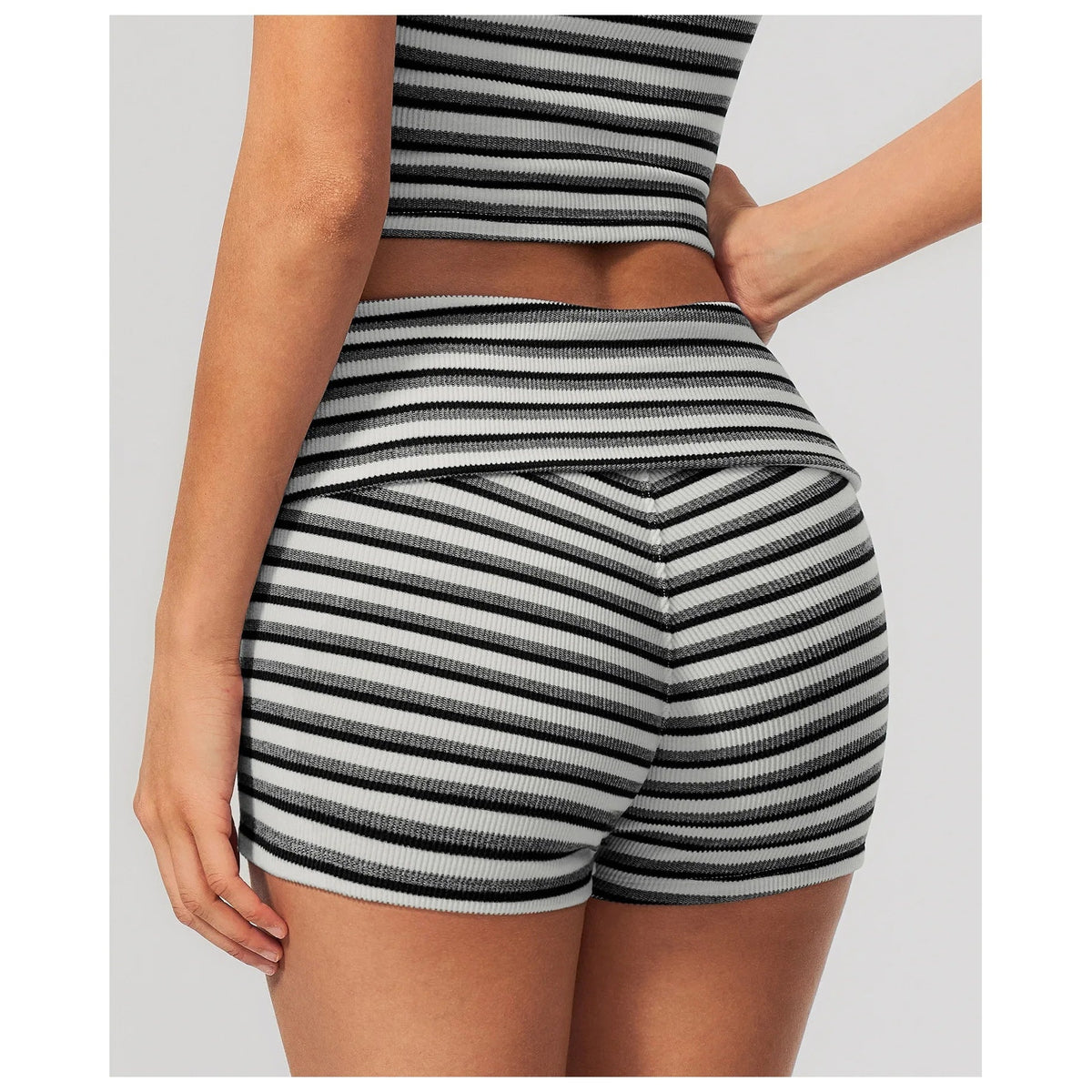 Calções Prana Stripe pretos e brancos às riscas – vista de costas