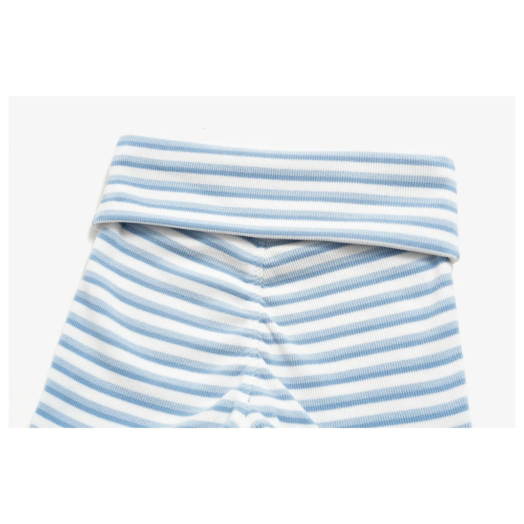 Cós dobrado e franzido dos calções Prana Stripe azul-claros – detalhe