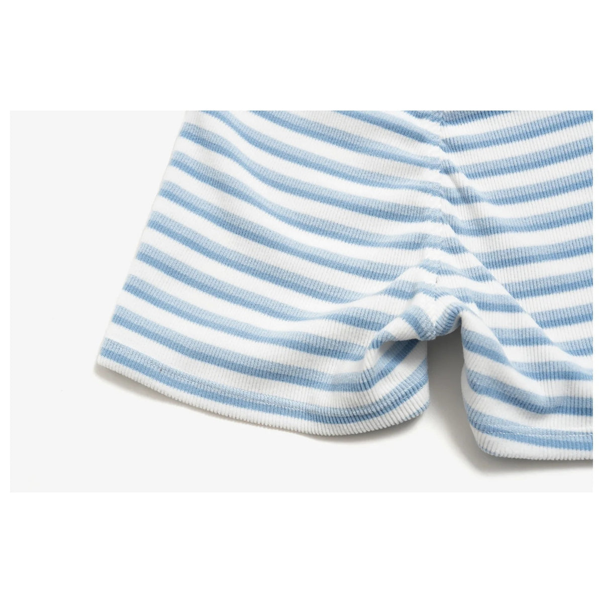 Perna dos calções Prana Stripe azul-claros às riscas – detalhe