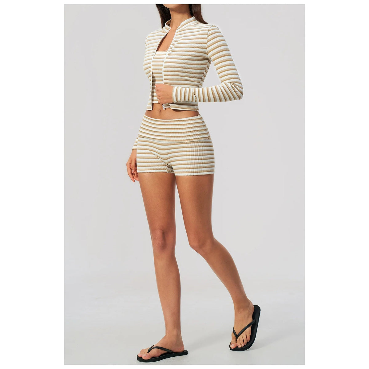 Conjunto Prana Stripe caqui às riscas com casaco e calções em passada – vista lateral