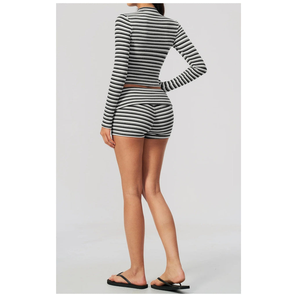 Conjunto Prana Stripe preto às riscas com casaco e calções – vista de costas