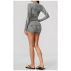 Conjunto Prana Stripe preto às riscas com casaco e calções – vista de costas