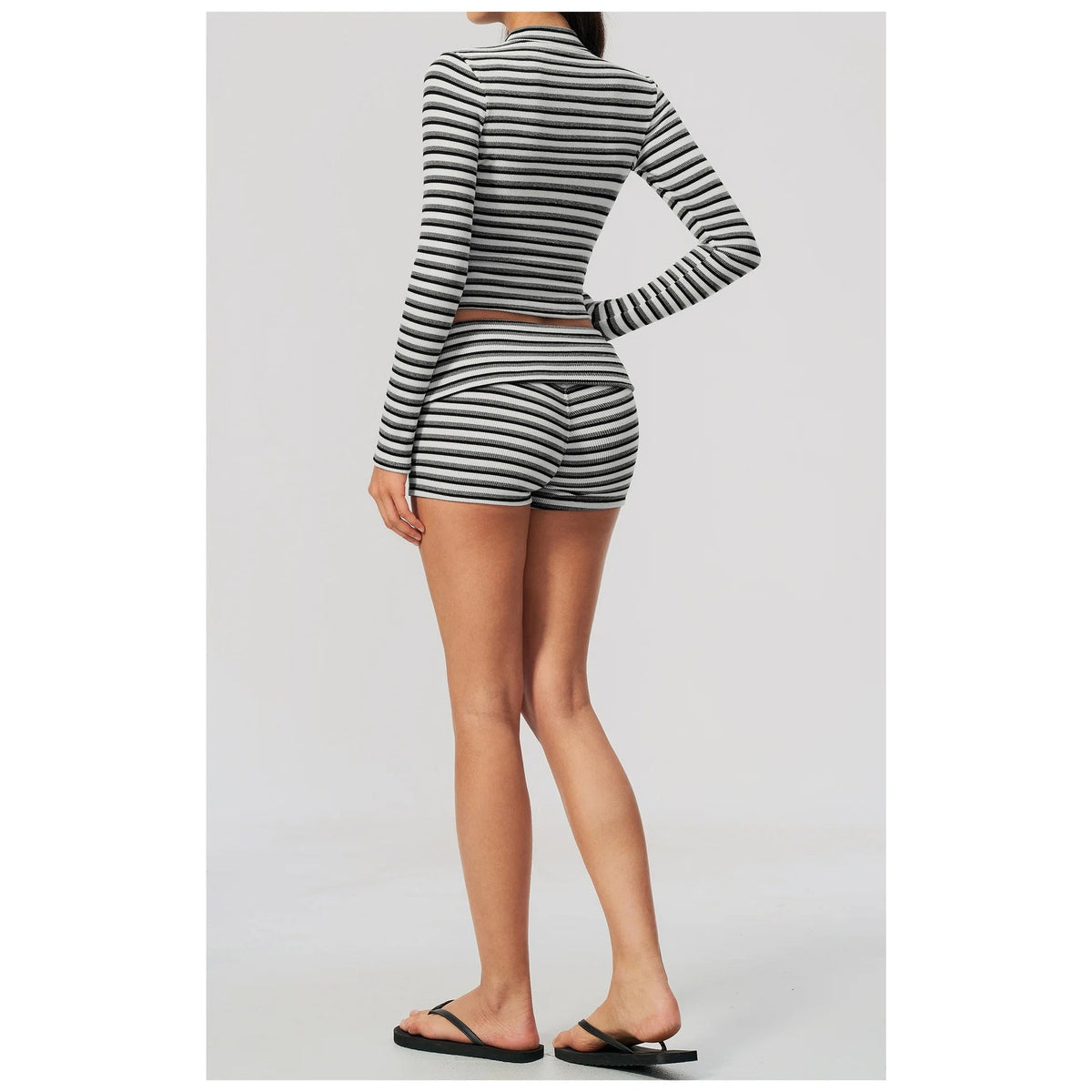 Conjunto Prana Stripe preto às riscas com casaco e calções – vista de costas
