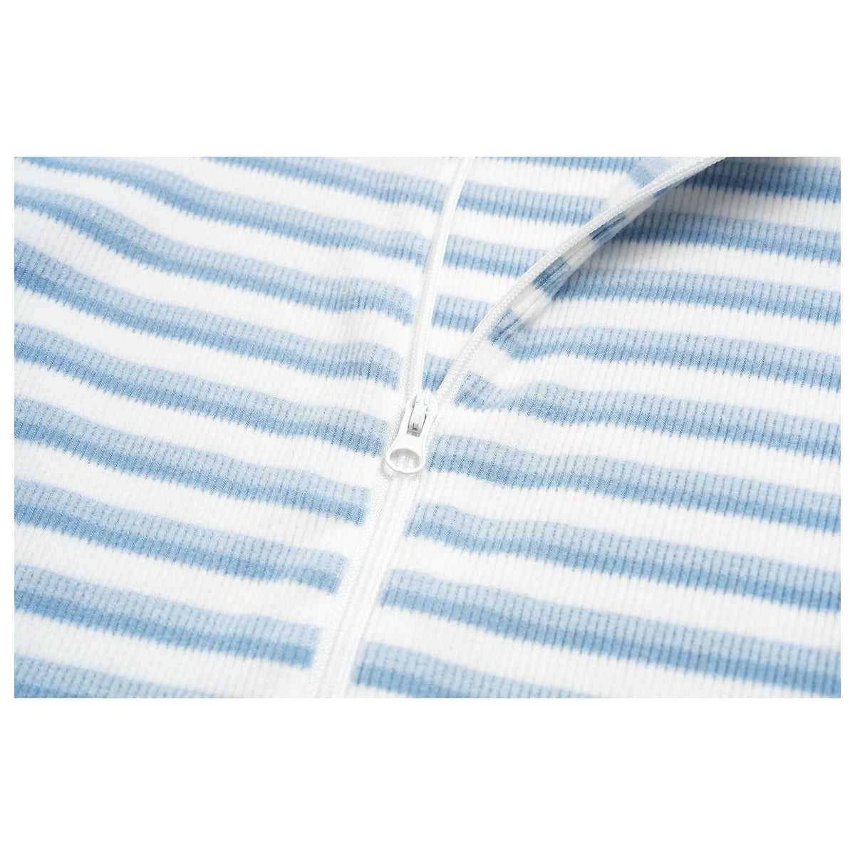 Fecho de correr do casaco Prana Stripe azul-claro às riscas – detalhe