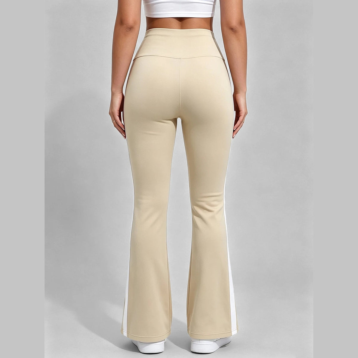 Leggings flare Shakti Line caqui com risca lateral branca – vista de costas