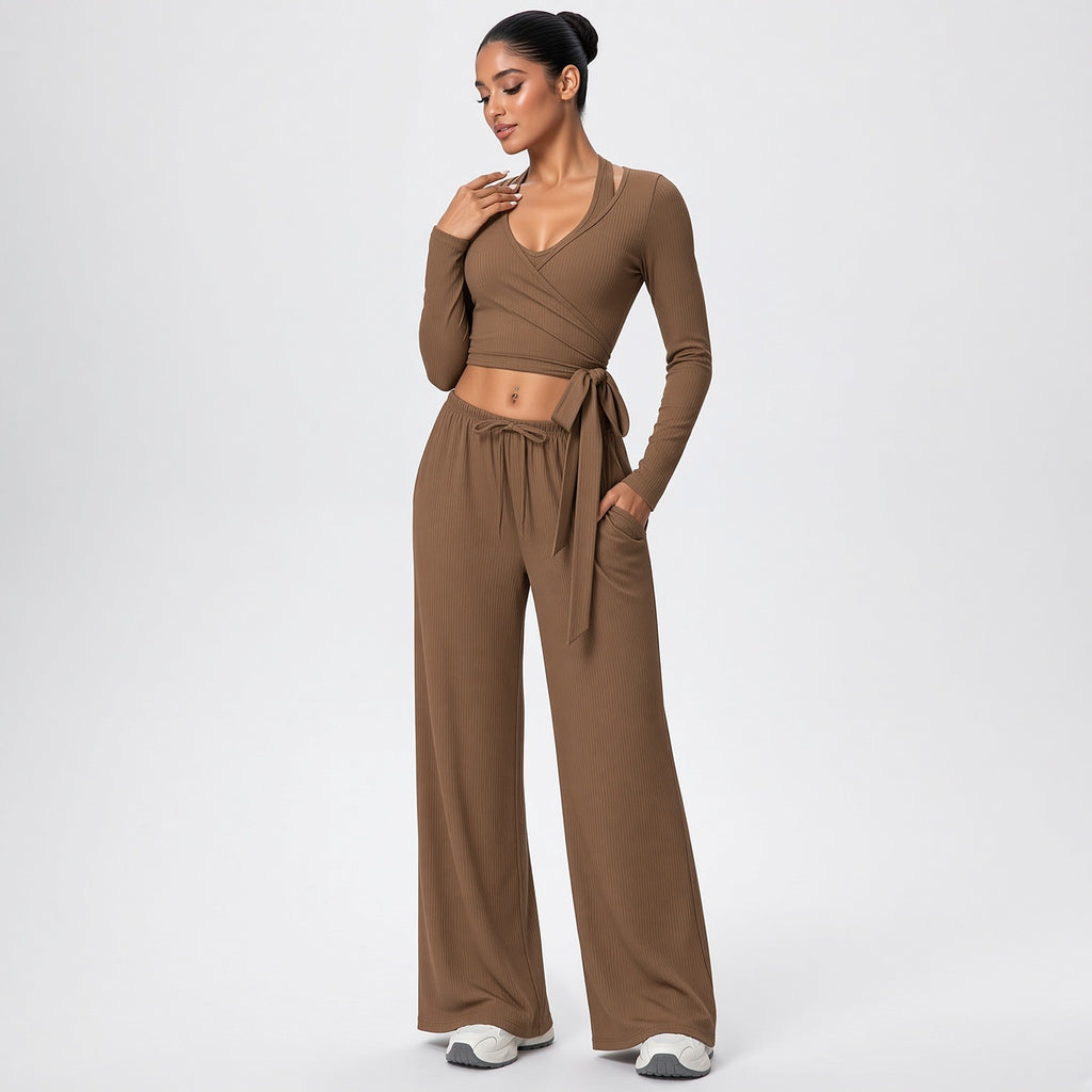 Dhara – Conjunto de Yoga com Top de Manga Comprida e Calças Largas – Vista de lado