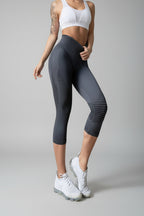 NaturaLine – Capri Leggings with Elastic Bands and Seamless Fit