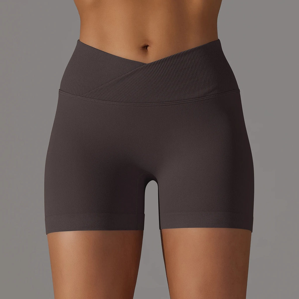 Bindu Curve – Shorts with a V-shaped waist and body focal point.