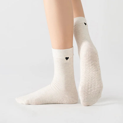Heart Balance Socks – Meias de Yoga Antiderrapantes com Bordado de Coração
