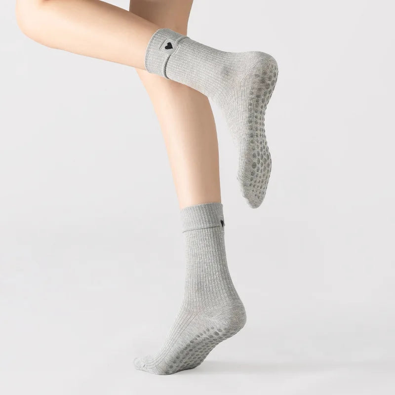 Heart Balance Socks – Meias de Yoga Antiderrapantes com Bordado de Coração