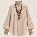 Ananda Lace blusa boho bege em estúdio