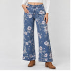 Calças Wide Leg Florais Prana Denim azul em estúdio