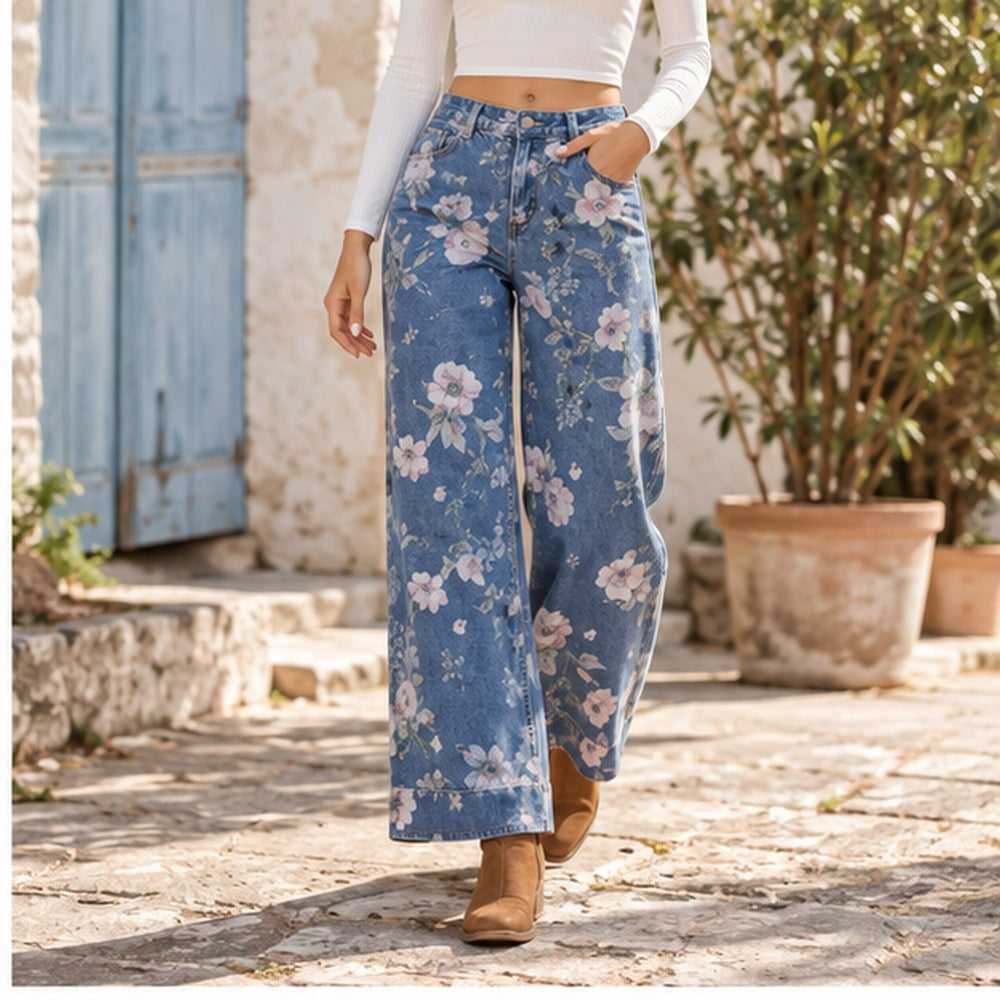 Calças Wide Leg Florais Prana Denim azul em ambiente exterior