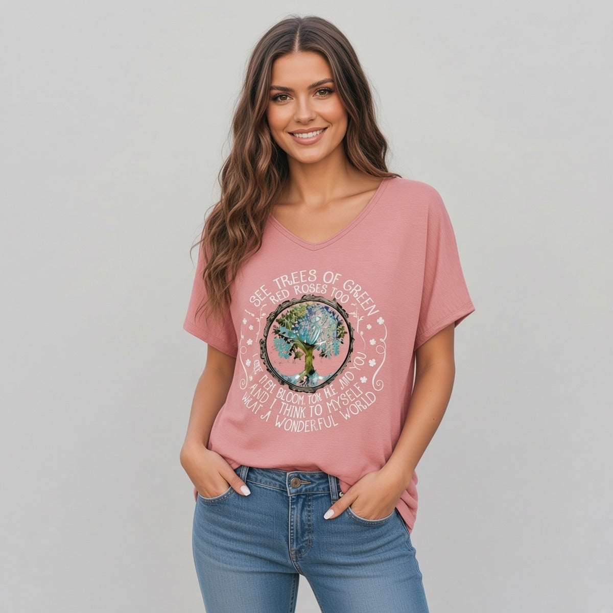 Nature's Melody Tee – Harmonia e Bem-Estar – fotografia de estúdio, modelo com t-shirt cor-de-rosa de decote em V e estampa circular com árvore