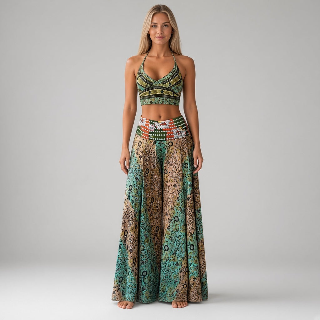 Ravi Set — Alma Tribal em Movimento – fotografia de estúdio, modelo com conjunto de top de alças e calças largas com estampa tribal verde e castanha