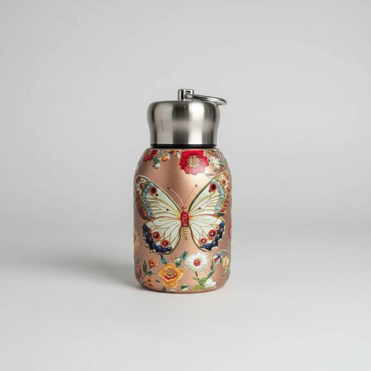 Amrita Thermal Bottle – Energia e Renovação Natural – fotografia de estúdio, garrafa térmica com estampa de borboletas e flores e tampa de aço
