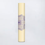 GripFlow Yoga Mat – Estabilidade e Conforto Profissional – fotografia de estúdio, tapete de yoga creme enrolado com mandala lilás