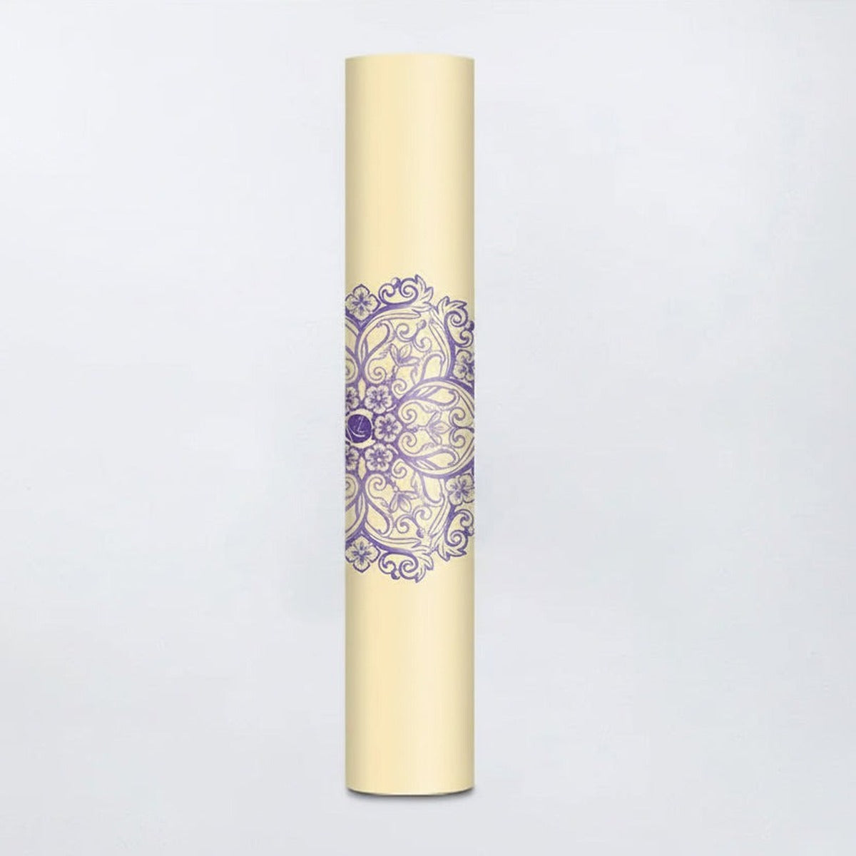 GripFlow Yoga Mat – Estabilidade e Conforto Profissional – fotografia de estúdio, tapete de yoga creme enrolado com mandala lilás