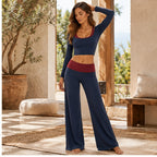 Conjunto de Yoga 2 Peças Shakti Contrast azul marinho e vermelho em ambiente de yoga