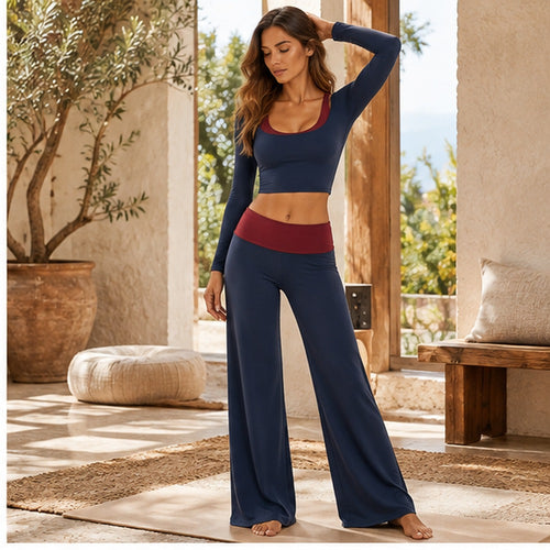 Conjunto de Yoga 2 Peças Shakti Contrast azul marinho e vermelho em ambiente de yoga