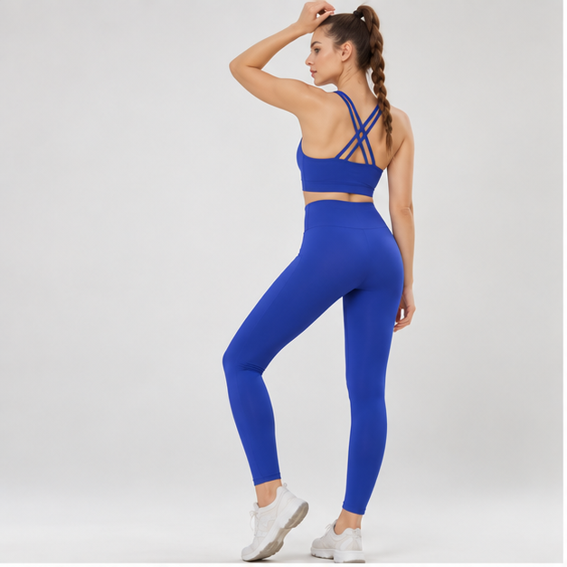 Conjunto de Yoga 2 Peças Shakti Cross azul em estúdio - costas cruzadas