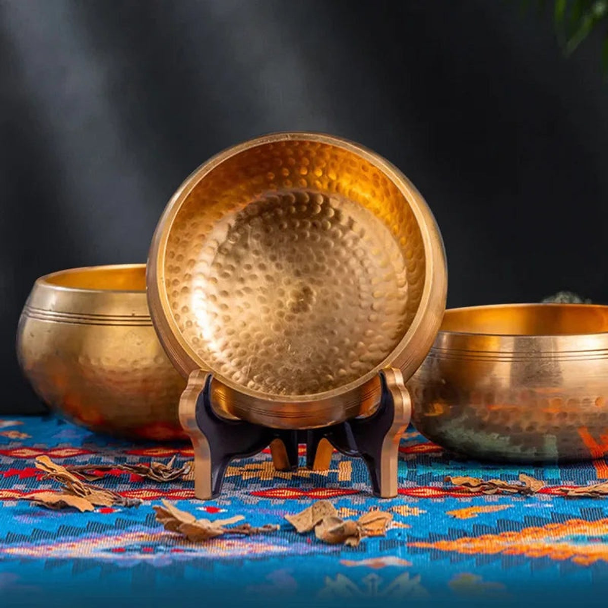 Tigelas tibetanas Dhvani em latão sobre tecido colorido