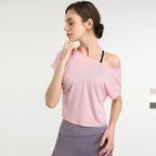 T-shirt curta de yoga rosa de ombro descaído – vista de frente