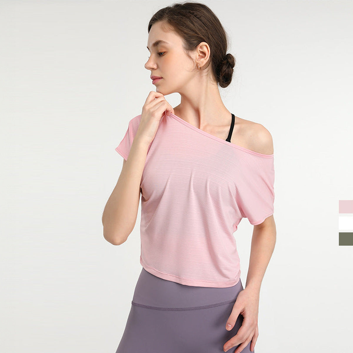 T-shirt curta de yoga rosa de ombro descaído – vista de frente