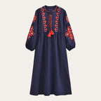 Vestido boho comprido Kalinda azul-marinho com bordado floral e borlas vermelhas