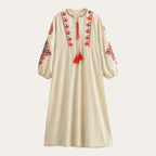 Vestido boho comprido Kalinda bege com bordado floral e borlas vermelhas