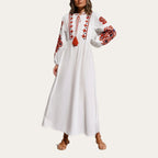 Modelo com o vestido boho comprido Kalinda branco